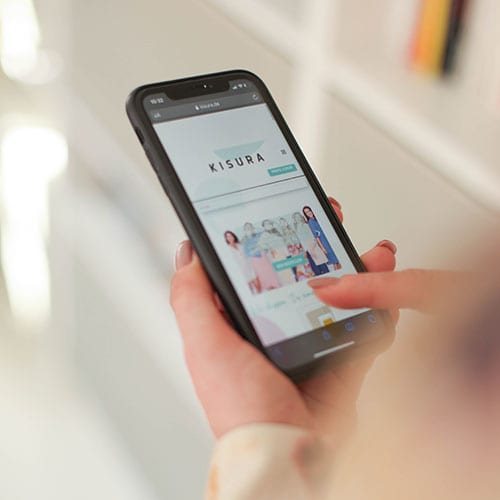 Erklaerbild1 Kisurahomepage auf einem Smartphone